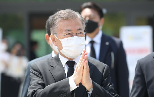 노무현 전 대통령 서거 13주기 추모제가 엄수되는 23일 오전 문재인 전 대통령이 경남 김해시 진영읍 봉하마을 '깨어있는 시민 문화 체험 전시관'을 방문 후 이동하면서 시민에게 인사하고 있다. <연합뉴스>